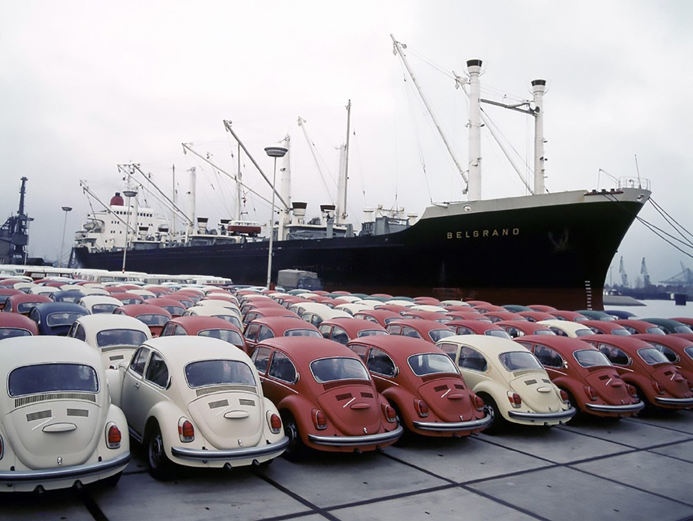 The cargo ship Belgrano with a few 1971 model Beetles for North America. Red or beige was obviously the popular choices. Also notice the Type 2s in the background